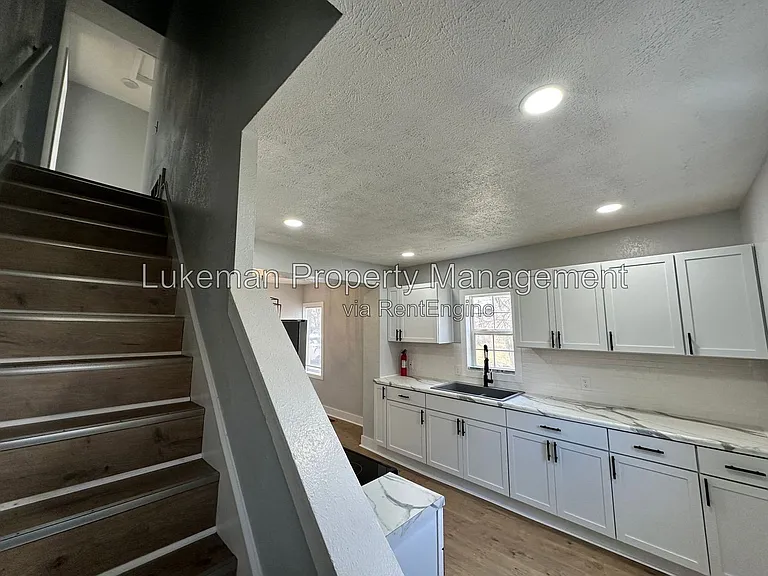 215 E North St — Photo 16
