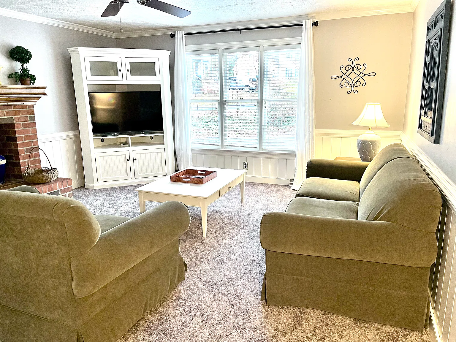 4 bed, 2.5 bath, 2028 sqft, $3,500 — Photo 2