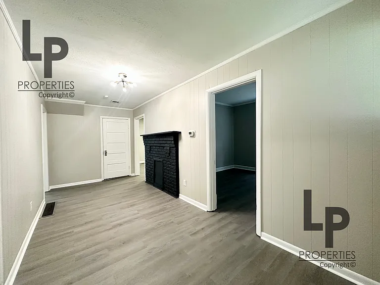 211 E 6th St — Photo 4