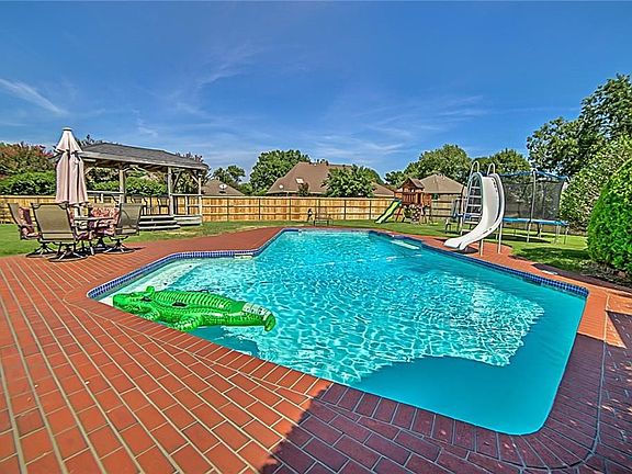 5th image of 308 Westway Cir