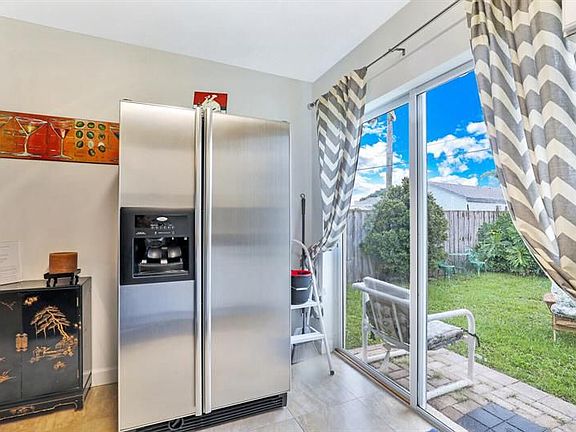 5th image of 830 Green St #1