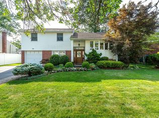 29 Roberta Ln, Syosset, NY 11791