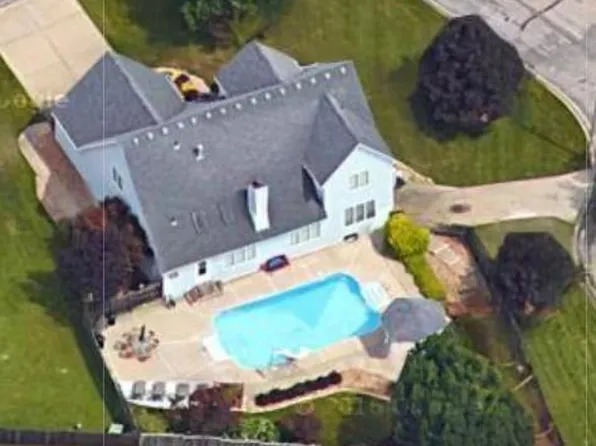 1124 NE Waterfield Village Dr, Blue Springs, MO 64014