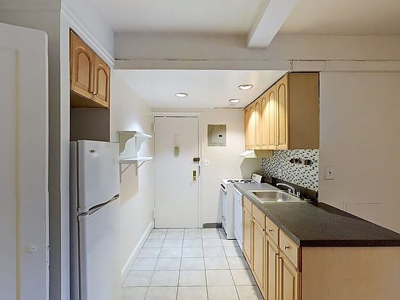 2nd image of 50 W 72nd St APT 511
