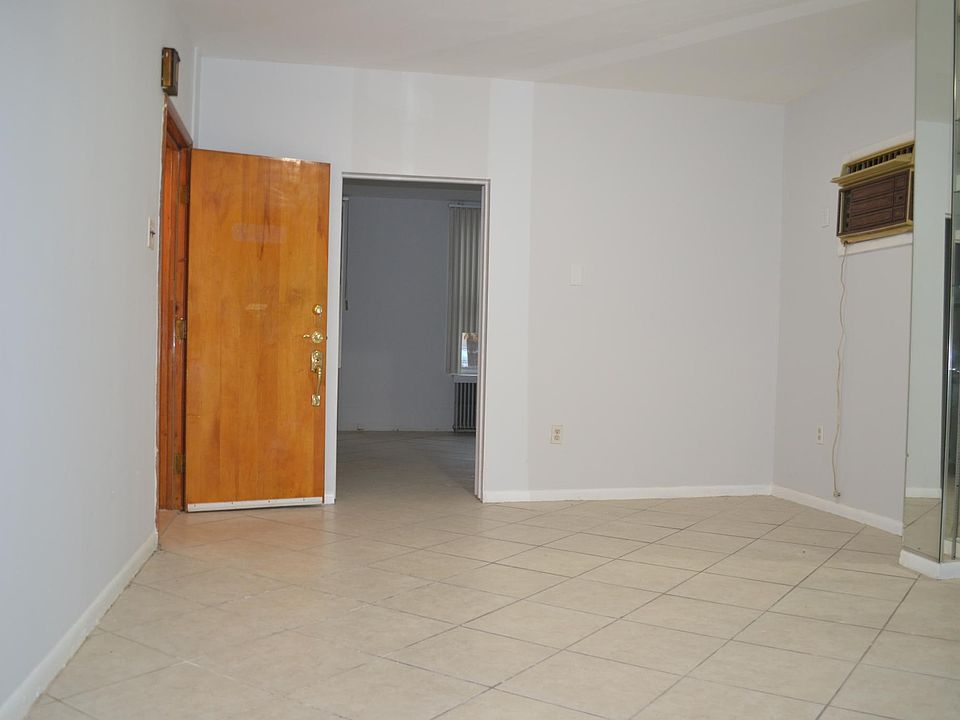 2nd image of 309 10th St Unit 1
