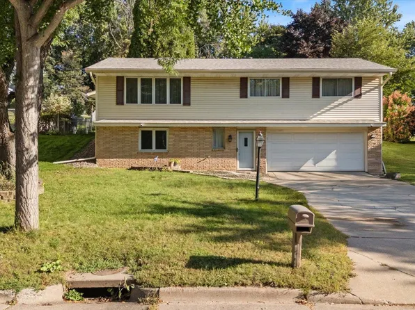 1989 N Park Dr, Saint Paul, MN 55119