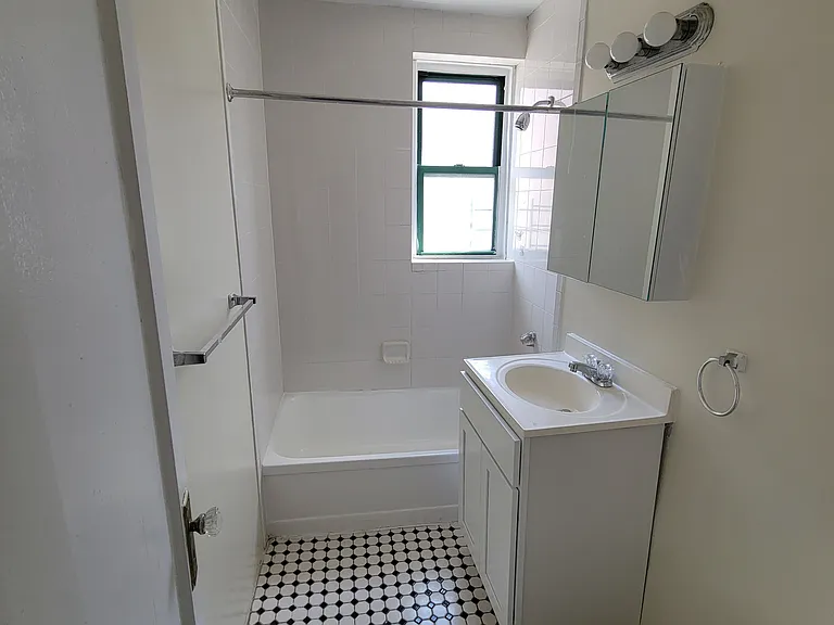 E 208th St — Photo 3