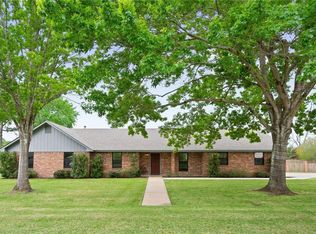 1408 NE 7th St, Smithville, TX 78957