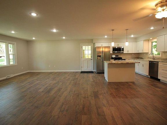 5th image of 312 Robin Dr