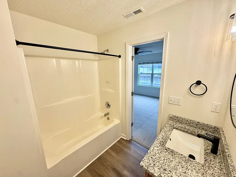 Lakeview Apartments — Photo 17