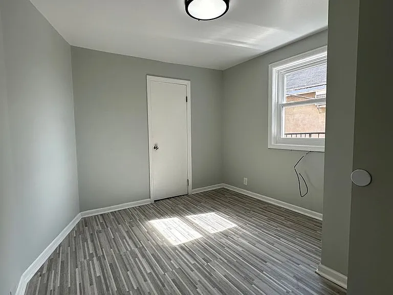 Somerset Apartments — Photo 8