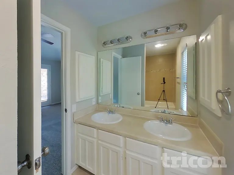 708 Wedgegate Dr — Photo 10