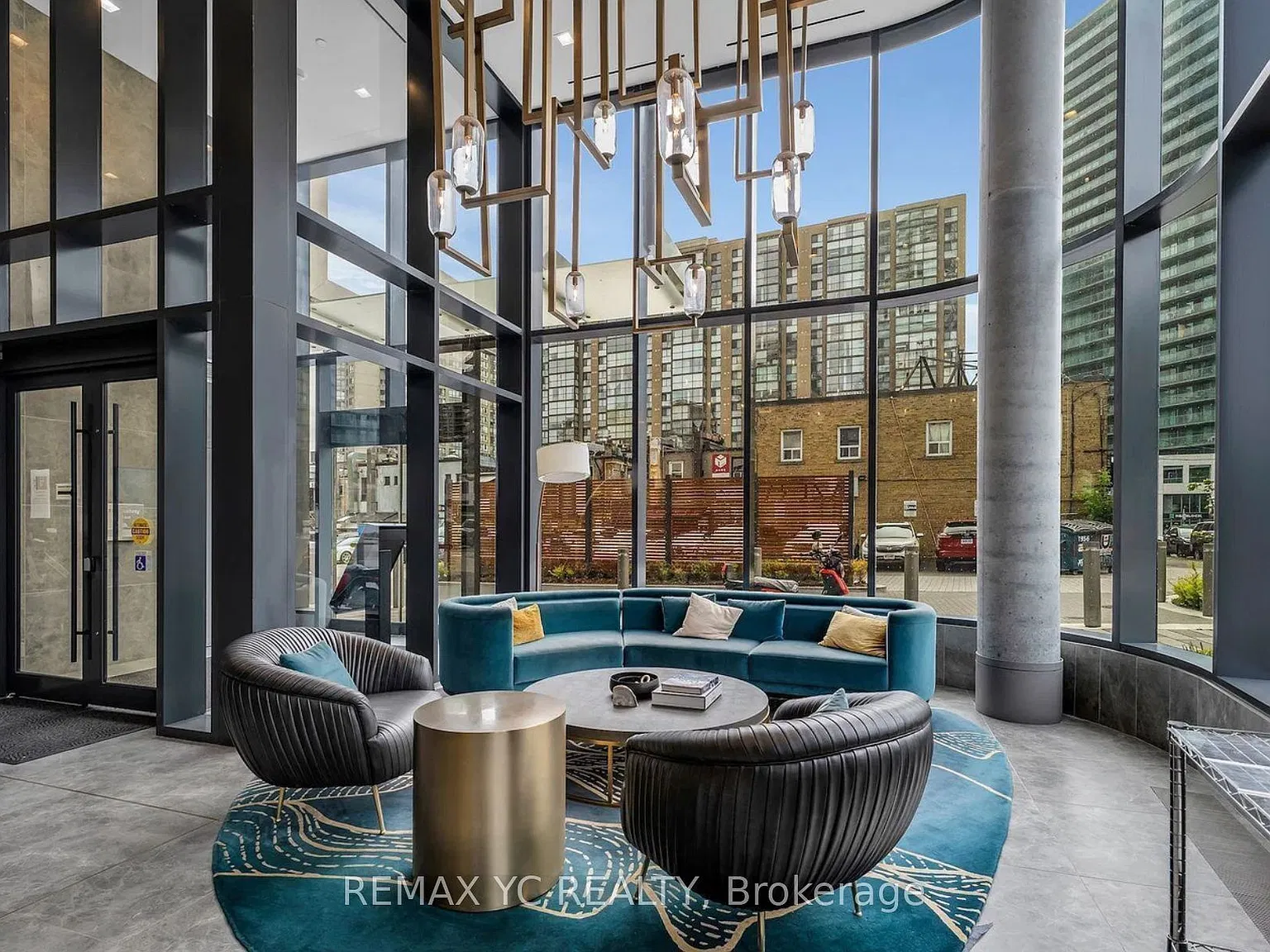 Azura Condos — Photo 2