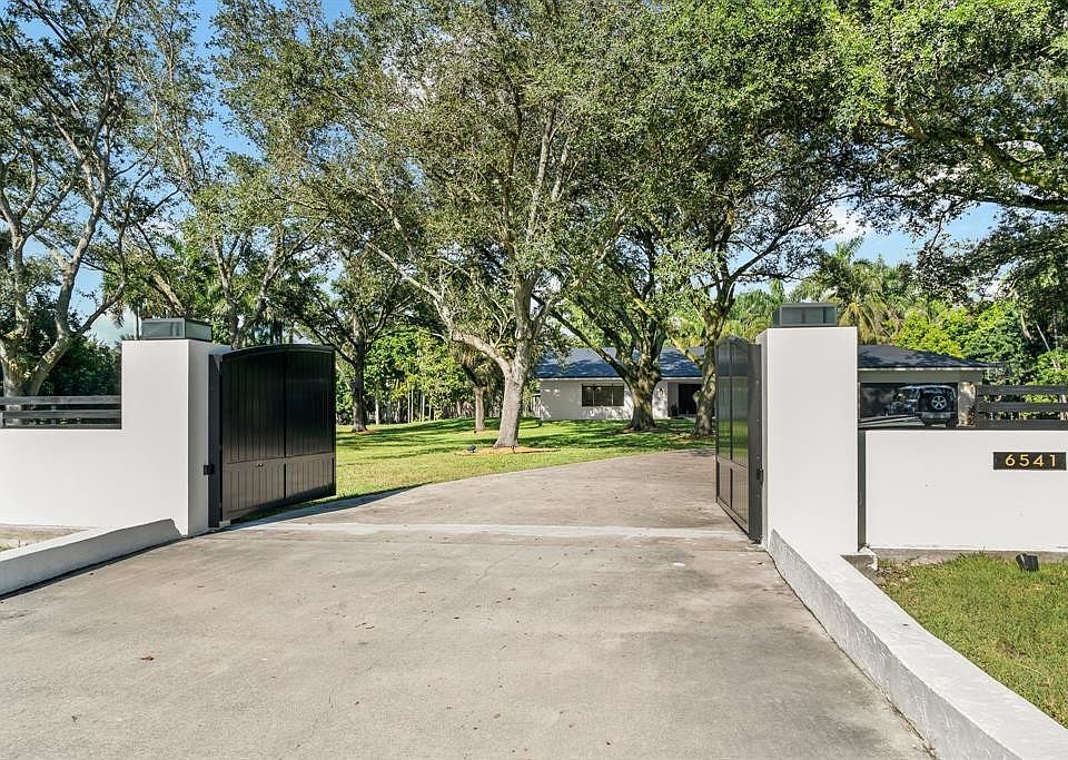 1st image of 6541 Melaleuca Road