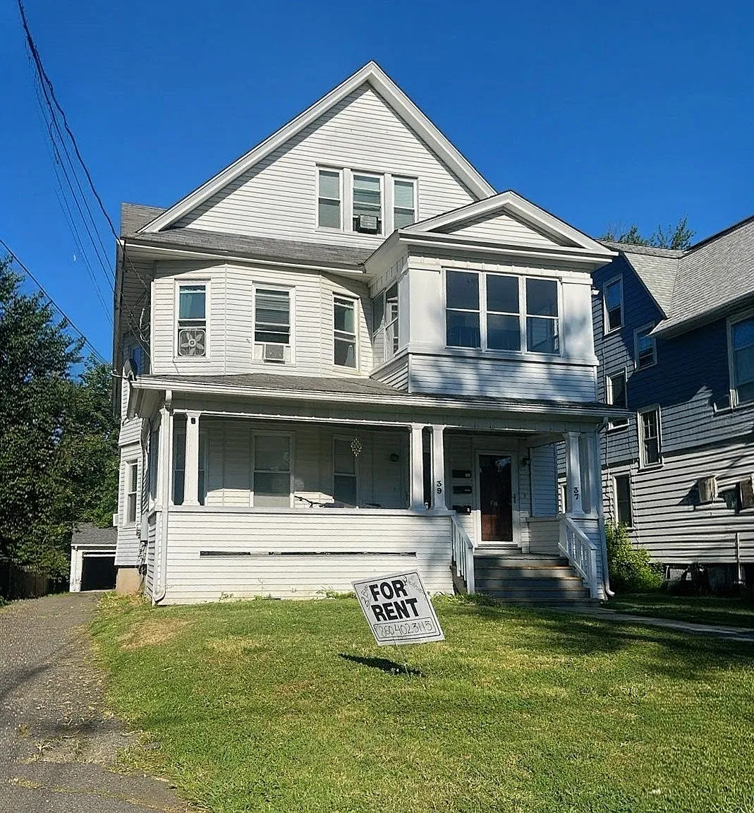 2 bed, 900 sqft, $1,895 — Photo 1