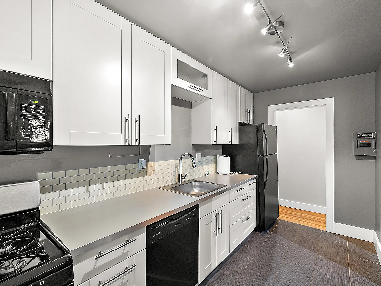 2 bed, 1000 sqft, $1,750 — Photo 3