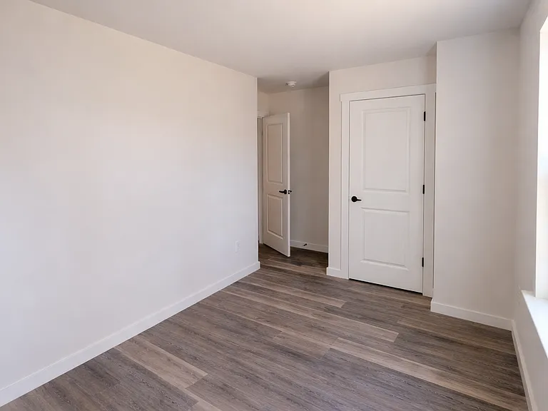 885 W 25th St — Photo 17