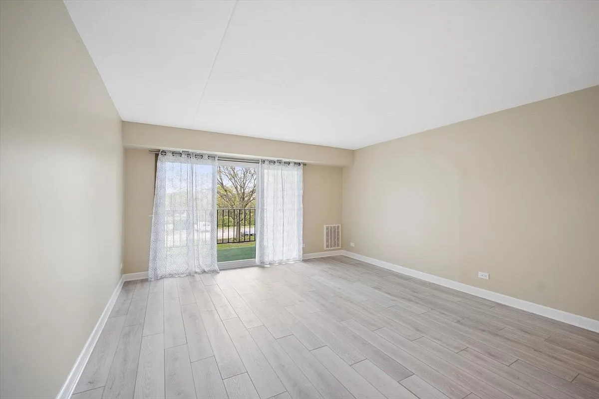 2 bed, 1365 sqft, $2,000 — Photo 2