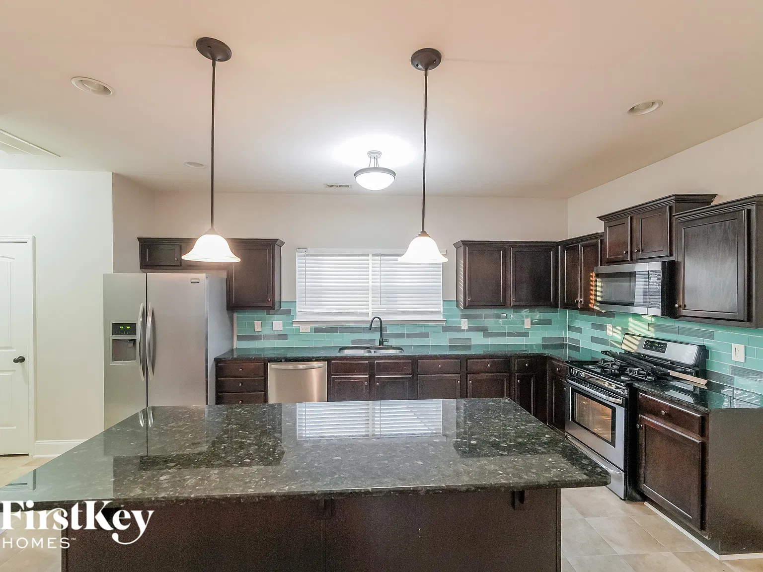 4 bed, 3.0 bath, 2376 sqft, $2,750 — Photo 4