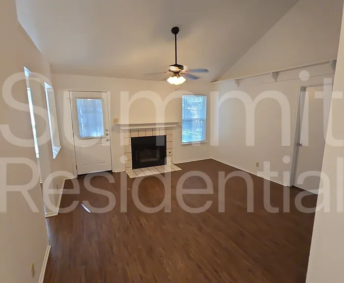 1607 Parkwood Dr — Photo 3