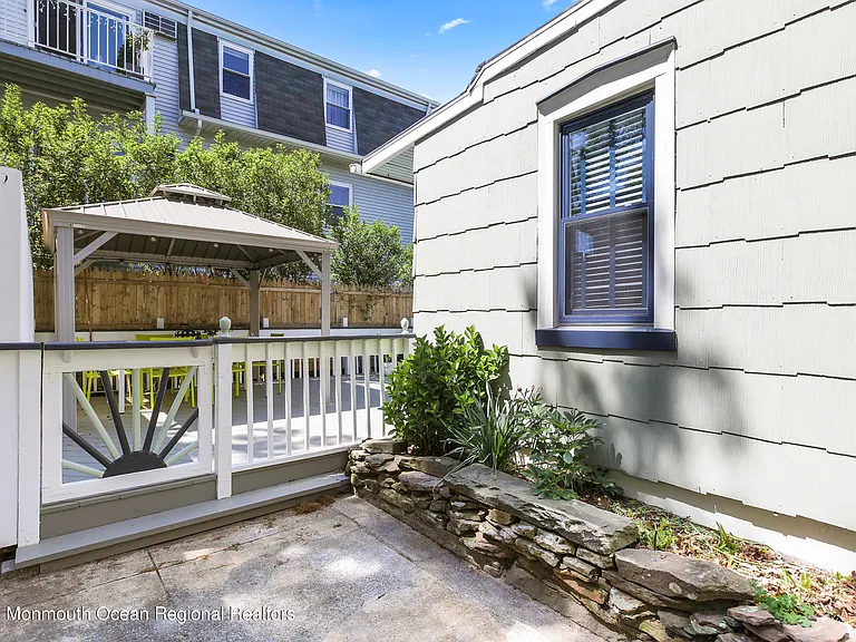124 Heck Ave — Photo 3