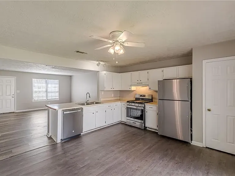 402 Bainbridge Dr #402 — Photo 1