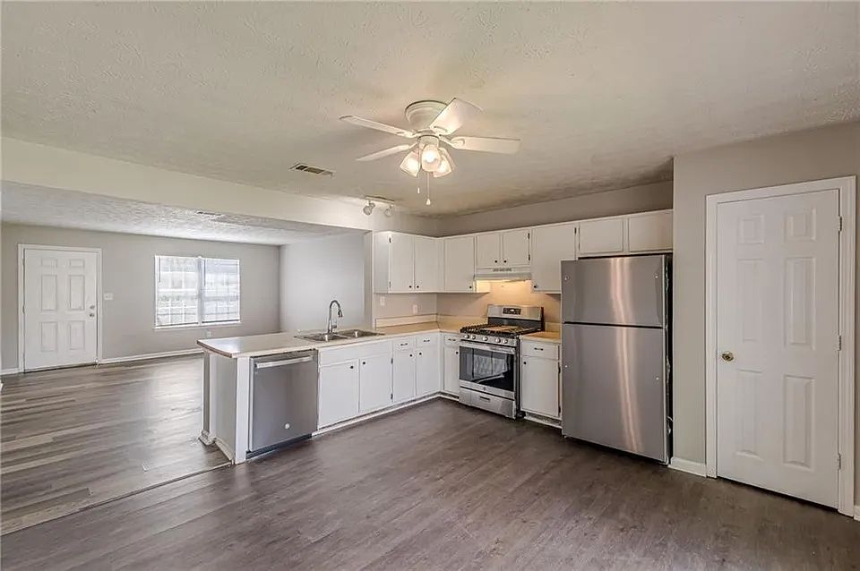1st image of 402 Bainbridge Dr #402