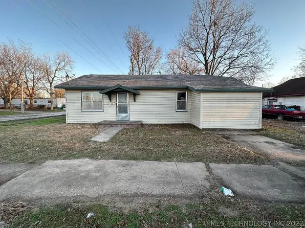 300 S Oak St, Holdenville, OK 74848
