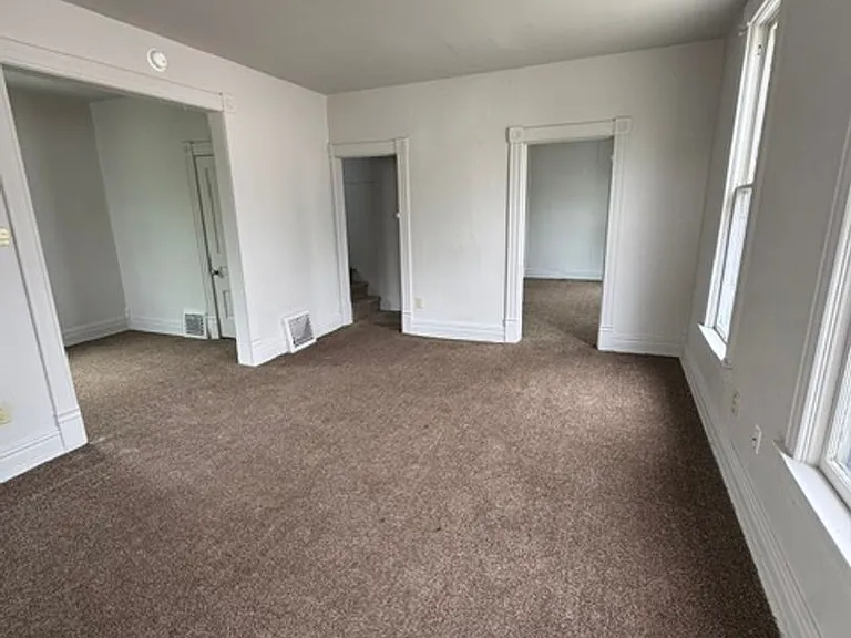 1009 E Lewis St — Photo 2