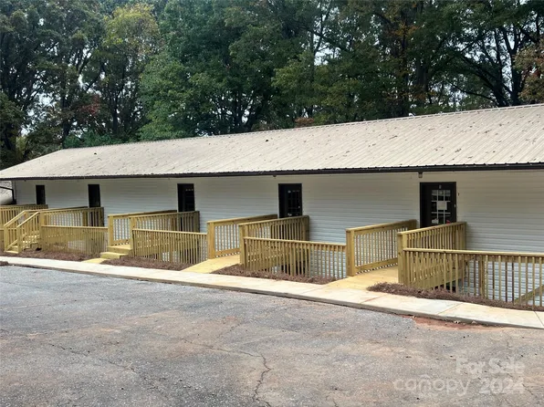 1090 7th Ave NW, Hickory, NC 28601