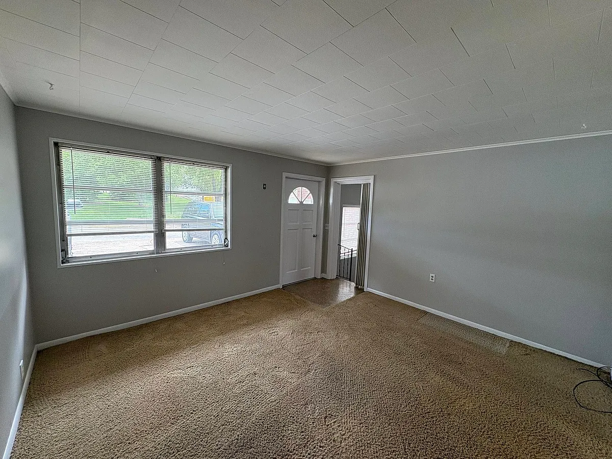 Building Photo - 402 W 6th St #B