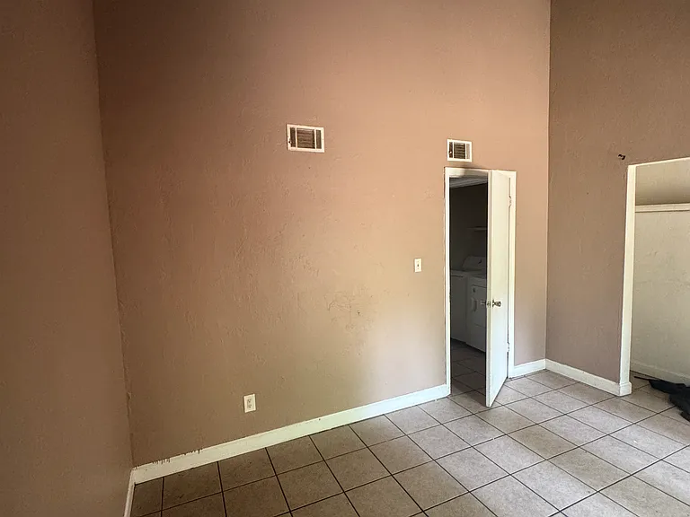 1860 Nekoma Ct — Photo 5