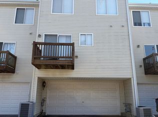 864 Clover Ln, Hampshire, IL 60140