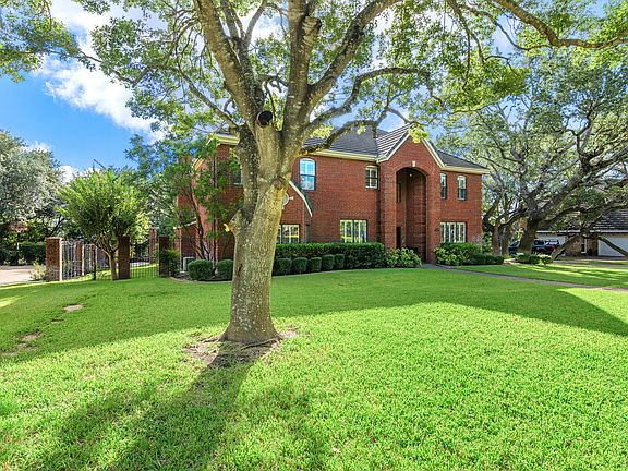 4th image of 15 Camden Oaks