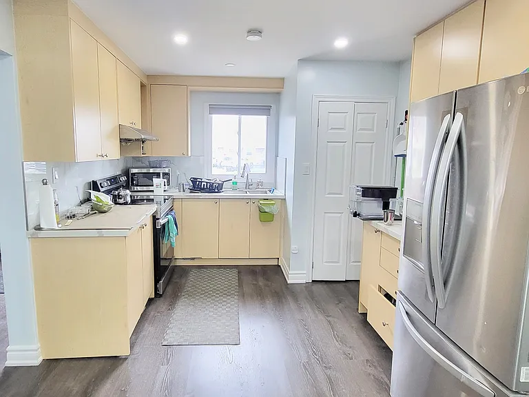 1192 Oxford St #MAIN UPPER — Photo 3