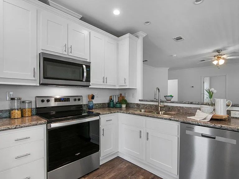 1284 Plymouth Pl — Photo 18