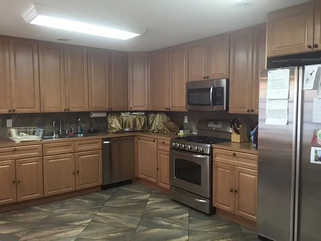 6 bed, 2773 sqft, $7,800 — Photo 2