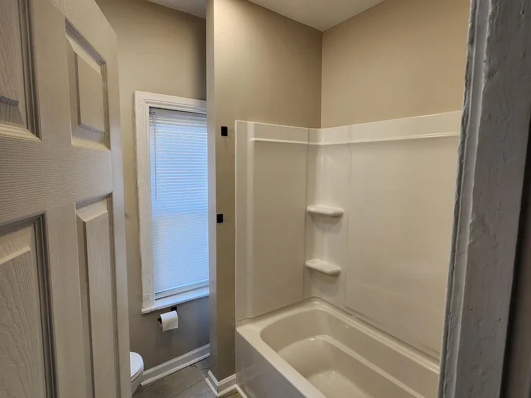 302 N Lombard St — Photo 6