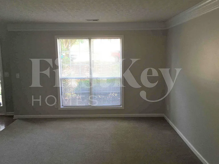 162 Olympic Dr — Photo 2