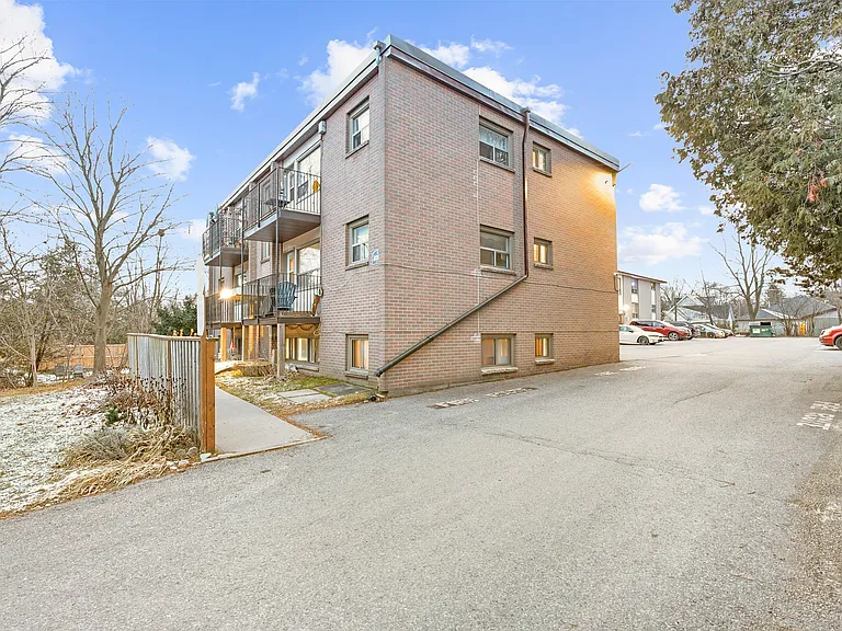 60 Prince Edward St — Photo 11