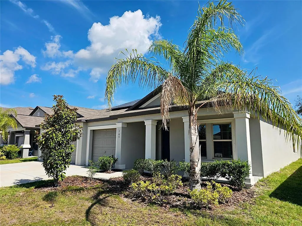 4 bed, 2.5 bath, 2439 sqft, $2,600 — Photo 2