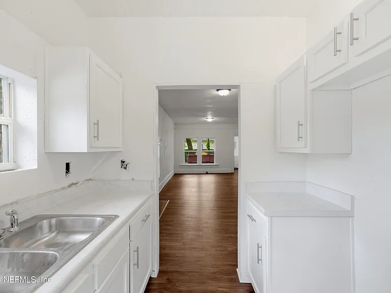 357 Crystal St — Photo 8