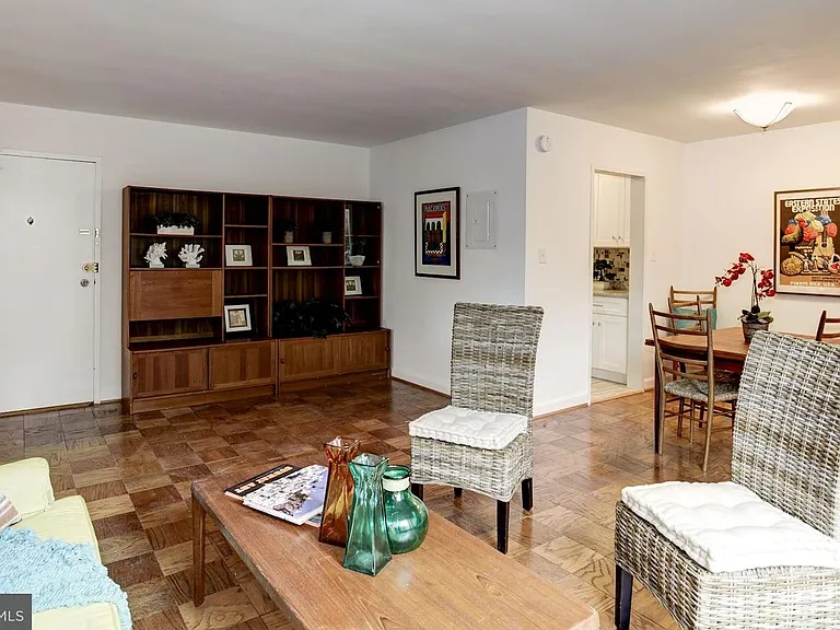 2400 41st St NW #203 — Photo 5