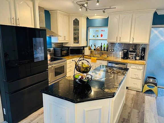 4th image of 698 SE Majestic Terrace