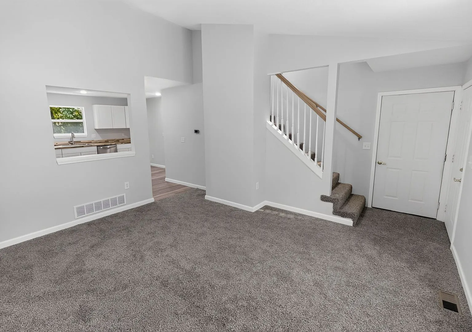 Large Duplex with Head-turning Style, Extraordinary Location. — Photo 4