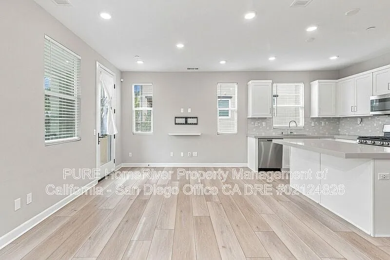 2 bed, 2.5 bath, 1235 sqft, $3,395 — Photo 2