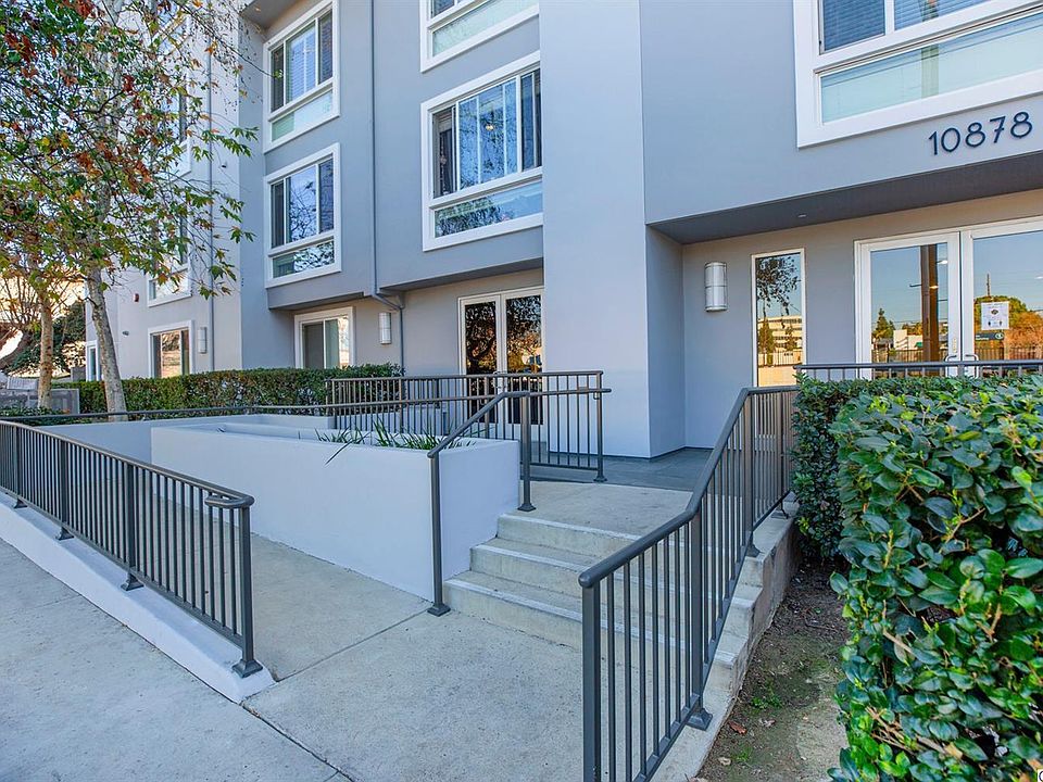 1st image of 10878 Bloomfield St #105