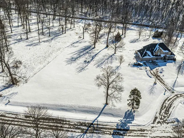 3 Governors Dr, Elkhart, IL 62634