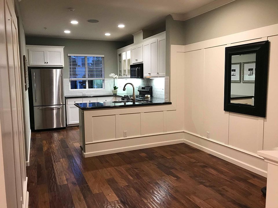 View entering the townhouse, dining room and kitchen
