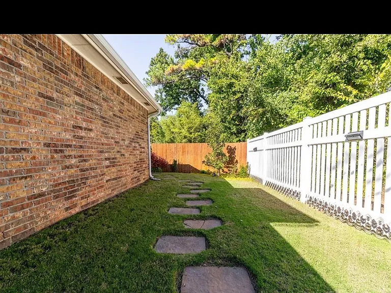 3725 Oakridge Cir — Photo 12